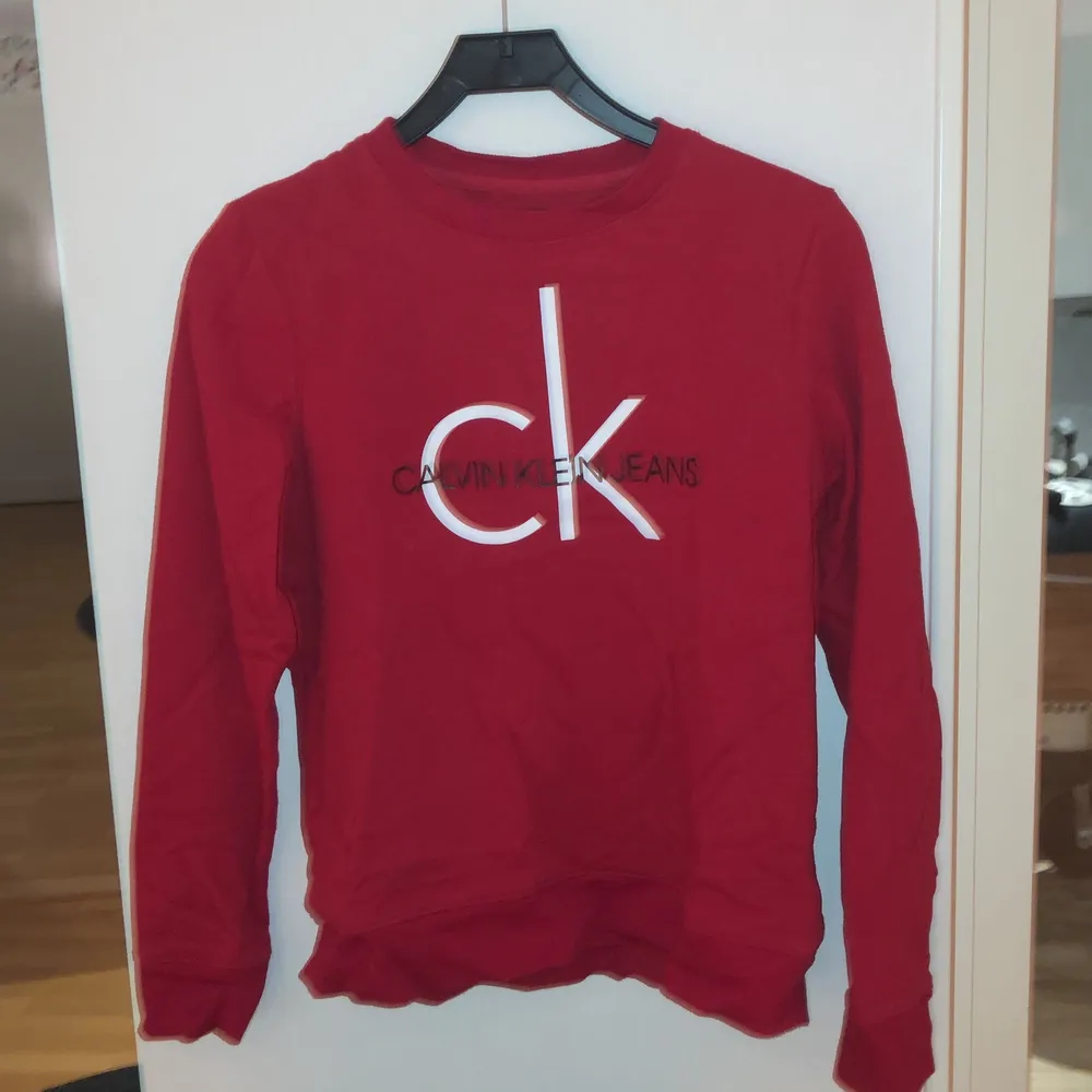 Säljer min röda Calvin Klein tröja i fint skick, knappt använd.. Tröjor & Koftor.