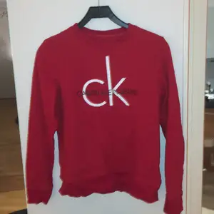 Säljer min röda Calvin Klein tröja i fint skick, knappt använd.