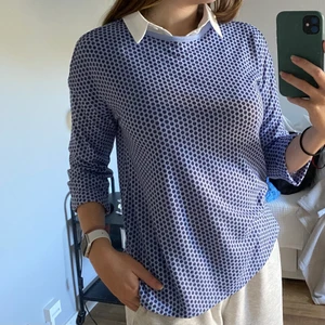 Superfin skjorttröja! - Säljer denna fina tröja då den aldrig kommit till användning (se prislapp). Kan mötas upp eller skickas💘 Om flera är intresserade fixar vi en kort budgivning!