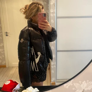 Moncler jacka - Säljer denna jätte fina moncler jacka som jag köpte på NK förra vintern!! Barn storlek men passar mig med S!! Jag är 1,65 lång! Super fint skick och inga skador!! Kvitto och äktenhetsbevis finns självklart!! Detta är en limited edition jacka som endast såldes under en vinter och kommer inte att gå att få tag i igen. Säljer därför endast vid vettiga bud💕