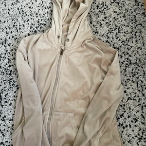 Gina tröja - En beige Gina tröja som inte kommer till andvändning längre snören saknas men annars i bra skick