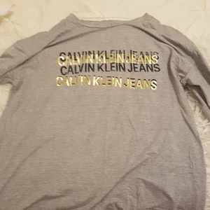 Calvin klein tröja - Fin bra material väldigt bekväm o ha Passat bra med allt och priest kan även diskuteras.