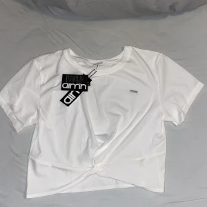 Aimn top - Top ifrån Aimn. Aldrig använt, därav prislapp kvar. Skule säga att topen mer är en L