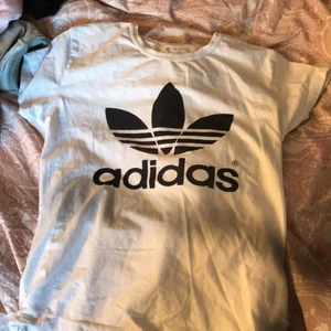 T-shirt  - Storlek xs,nästan oanvänd,