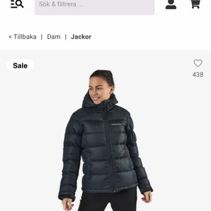 Peak performance jacka  - Säljer min svarta peak performance jacka som köptes för 4000kr för 1 år sedan. Den har ett hål på vänstra armen som är ihopsytt och knappt syns, men hör av er så skickar jag bilder på det. Hör av er vid frågor och funderingar eller om ni vill ha bilder av den!