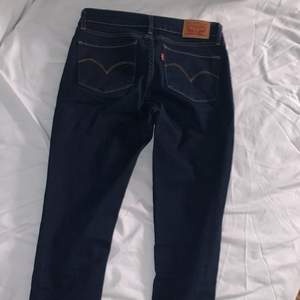 Strechiga mörkblå Levis jeans modell 711 skinny storlek 27 i nyskick, de är till för någon med långa ben de är antingen 32 eller 34 i benen. Jag mötes upp centralt i Uppsala eller skickar spårbart.