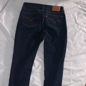 Levis mörkblå jeans  - Strechiga mörkblå Levis jeans modell 711 skinny storlek 27 i nyskick, de är till för någon med långa ben de är antingen 32 eller 34 i benen. Jag mötes upp centralt i Uppsala eller skickar spårbart.
