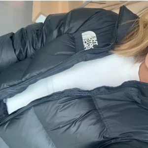 The noth face jacka - En skit snygg north face jacka i jättebra skick. Köpt här på Plick men tyvärr satt den stort på mig som är ganska kort.. köpte den för 2100kr +frakt💗(köparen står för frakt) vill få den såld så fort som möjligt så det är först till kvarn💗
