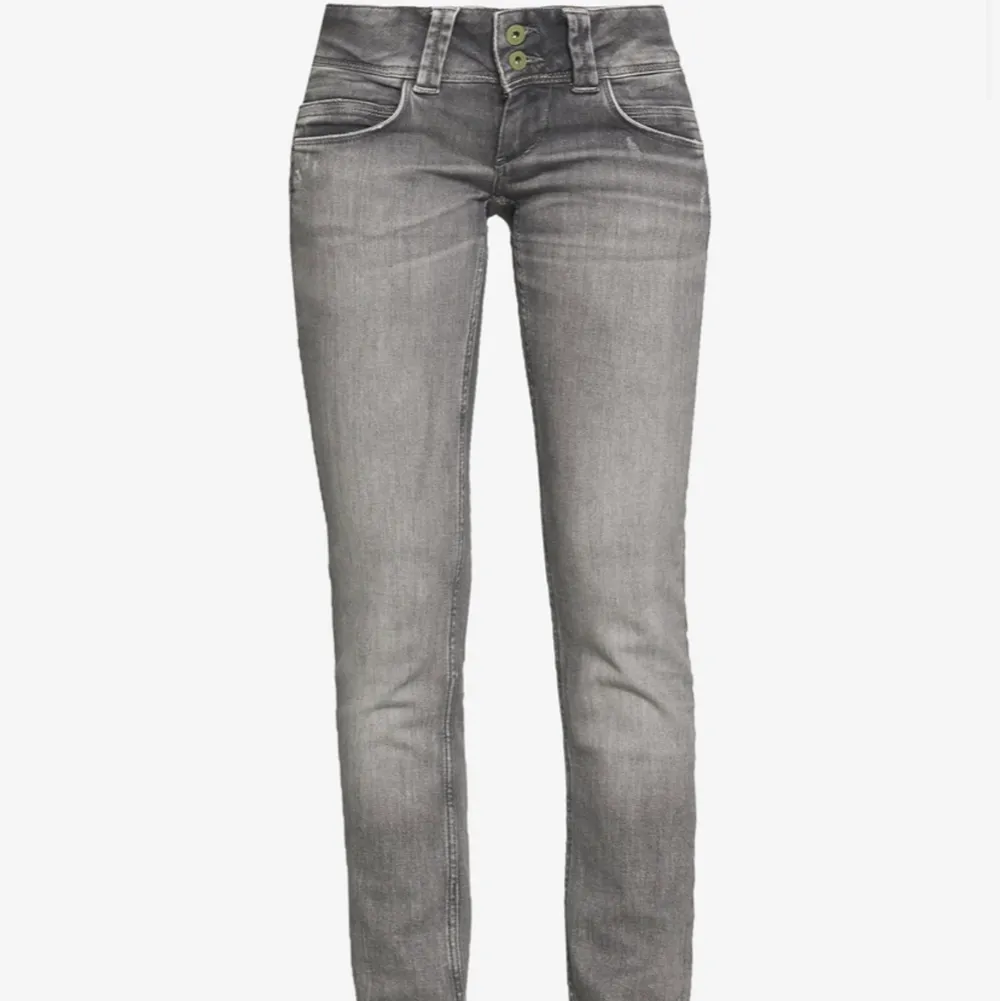 Säljer mina lågmidjade gråa jeans från Pepe Jeans som är i storlek 30/34💕  (Är dock lite mindre i storleken). Köpte för 999kr men säljer för 400kr.💕. Jeans & Byxor.
