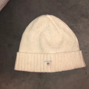 Gant mössa - Säljer min fina gant mössa, knappt alls använd. Nyskick! Äkta såklart. Tror nypriset ligger på 499kr säljer den för 250kr den är som ny så väldigt bra pris. 