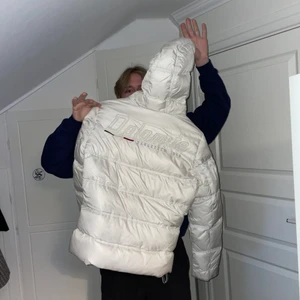 Domomite jacka - Säljer denna as cleana dolomite jacka då den är för liten för mig😩 storlek xl men är dam storlek så sitter som s/m. Perfekt vinterjacka av väldigt bra kvalite.