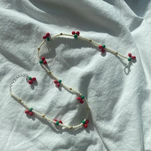 Körsbärshalsband 🍒 - Handgjort, pärlat halsband gjort av mig🍒 det är justerbart, men sen är även bandet elastiskt! Supergulligt till en vanlig outfit 🙌 Skriv för frågor🥰