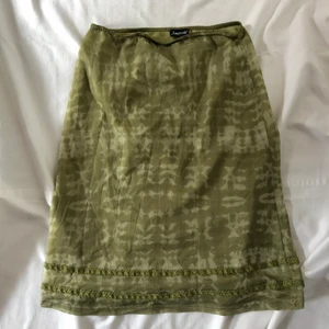 Grön tiedye kjol  - KÖP DIREKT FÖR 200! Ursnygg unik tiedye kjol köpt på humana. Gott defetfritt skick. Köpare står för 48kr frakt. Perfekt för dig som letar efter en y2k / fairycore aesthetic! Märkt storlek L men passar snyggt och lågmidjat på mig som bär M! Bud: 160. 