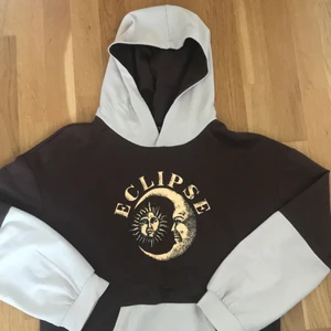 Hoodie  - Jag säljer en brun/beige hoodie! Använd fåtal gånger, står storlek L men skulle mer säga att den passar en M! Köparen betalar frakt