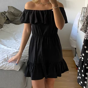 Off shoulder klänning!  - Supersöt, enkel klänning från asos! Mycket fint skick :) jag är 166 lång och tycker längden på klänningen är super! Köparen står för frakt 🐻