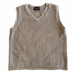 Stickad väst  - Stickad beige väst med vita detaljer. Västen är ifrån Kappahl och troligen från barnavdelningen i stl L, så passar XS-M. Skriv för fler bilder eller frågor🤍