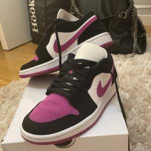 Mycket sparsamt använda Jordan 1 low i färgen cactus flower. Kartong finns i bra skick om den är av intresse. Skorna är i storlek 36,5. Köpta på zalando sommaren 2020 för 1195kr. Dem är endast använda ca 5 gånger och i mycket bra skick. Säljes då dem inte kommer till användning. Kan mötas upp i Stockholm, annars står köparen för frakten. 