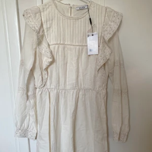 Nakd klänning  - Världens sötaste klänning från NAKD. Perfekta sommarklänningen för midsommar eller studenten! Storlek 38 helt ny, aldrig använd! 