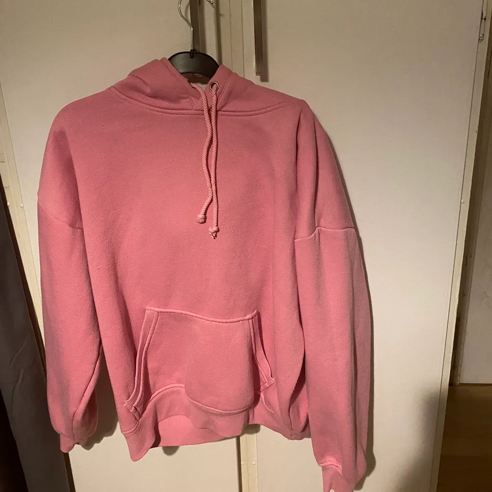 Hoodie från BikBok strl S, kommer inte till användning längre. Fint skick, lite nopprig💓 pris kan diskuteras!!. Hoodies.