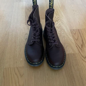 Dr Martens  - Strlk 36, använt en gång. Nypris 2096:-. Har en blodröd/brun färg 