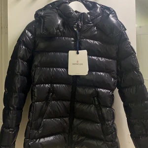 Moncler damjacka  - Superfin skick, köpt på Olsens i Malmö 25 oktober 2018. Storlek 1 Kvitto och tag medföljer. Oseriösa köpare undanbedes! 