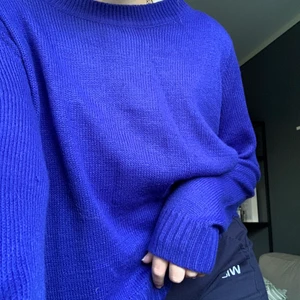 Stickad tröja  - Snygg,skön och i bra skick. Sticks inte. Köparen står för frakt 