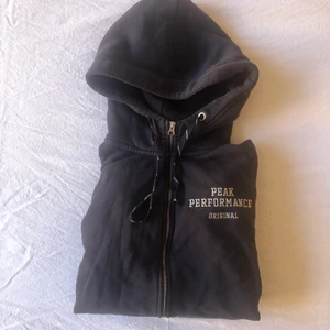 Peak performance hoodie - Peak performance original hoodie. Ena snöret från luvan är kortare som man ser på bilden, annars bra skick, små tecken på användning. Väldigt mörk blå.