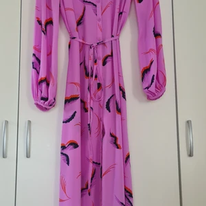 Klänning  - Jag säljer den finna kläningen på grundav att den inte passar mig längre . Klänningen är från Lindex (str 34 men passar också till str 36) Använd bara två  gånger.