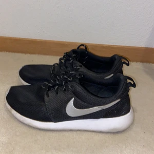 Nike skor till salu - Sköna och bra Nike skor i stl 37,5 ! Super sköna skor som har använts några gånger men i bra och fint skick!