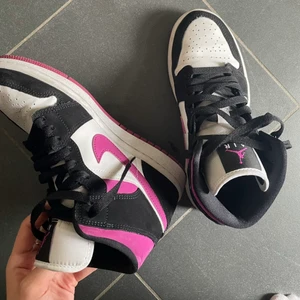 Jordans - Säljer mina jordan 1 mid som är i jättebra skick! Använda max 3 gånger, sann till storlek men passar runt 37,38 också💕skriv vid frågor❤️