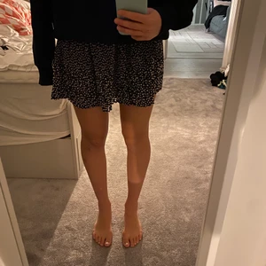 Kjol - Skitsnygg kjol från h&m. Jättesnygg att ha nu i höst med ett par tajta under.