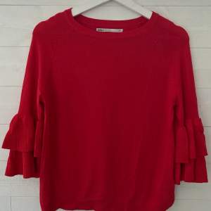 En jättefin röd tröja med volang armar från Only. I bra skick och knappt använd. Väldigt skönt material. Storlek: XS 🥰
