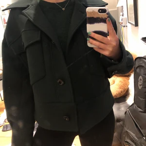 Meotine grön jacka  - Säljer min meotine jacka jag köpte förra vintern, sparsamt använd tillkommer såklart en päls runt kragen. Jackan är dessutom slutsåld 