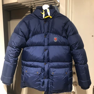 Fjällräven Expedition Down Lite Jacket  - Säljer nu Fjällrävens mest ikoniska vinterjacka i storlek S. Jackan är använd en handfull gånger och är i absolut nyskick. Som synes på bilderna är jackan i den ursnygga färgen Navy (marinblå). Nypris på detta plagg idag är från 5999kr. Passa på att fynda inför kommande årstid! Mötes upp i centrala Linköping eller så postas jackan. Vid det senare alternativet står köparen för frakten. 