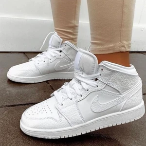 Jordan 1 mid White  - Jordan 1 mid White   Tillgänglig i storlekar⬇️  • EU39  • Pris: 1399kr   • Skick: DS/Oanvänd   • Vi nås genom dm för eventuella frågor eller funderingar!  • Flera bilder fås via dm  #erisneakers 