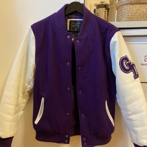 Collagejacka - Lila/vit collage jacka i strl S-M skulle jag säga, lite oversize passform.  Budgivning i kommentarerna