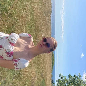 Superfin blommig topp  - Jättefräsch och somrig topp sydd av min kompis. Blommigt material och snörning i ryggen dvs lätt att justera så den passar just dig. 