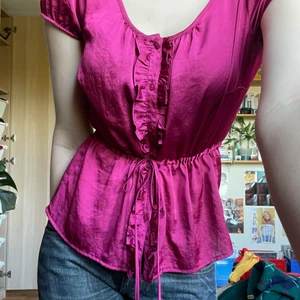 Blus - Gullig lila/rosa blus som tyvärr inte kommer till användning💘 har ett snöre i fram så man spänna, passar då flera storlekar. Frakt tillkommer