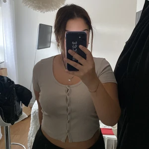 Topp ifrån Gina!  - Säljer denna fina toppen som är köpt sommaren 2020, den är mycket stretchig och precis som nyskick, använd ca 3-4 gånger, storleken är L men skulle säga att den passar S-L