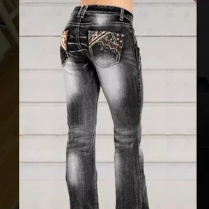 Lågmidjade jeans - Ascoola jeans med låg midja och coola broderier på fickorna! Var för stora för mig så därför säljer jag dom.🥲 midjemått: 78cm, passar i längd för mig som är 170cm🥰