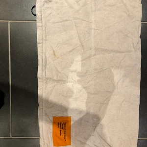 Kuddfodral från Virgil Abloh - Se bild för skick, finns missfärgning från annan klädsel på framsidan