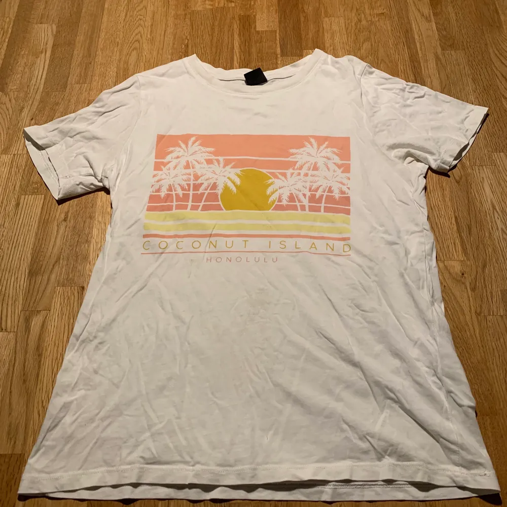 Vit t-shirt med solnedgång . T-shirts.