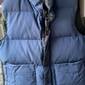 Oanvänd Canada Goose väst  - Super fin och skön men har använd ca 2-3 gånger pågrund av att den är för liten för mig. Det är storlek M😋😋