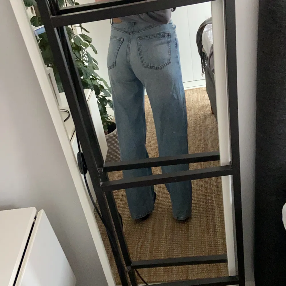Hej tänkte sälja min raka jeans från monki då dom inte kommer till användning längre. Det är en storlek 34 men skulle säga att det passar 32-36 beroende hur man vill att dom ska sitt jag själv pendlar mellan 34-36. Jeans & Byxor.