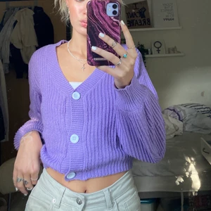 Lila stickad tröja - Världens finaste stickade tröja, i en jättefin lila färg! Jätteobekväm och sticks absolut inte💜