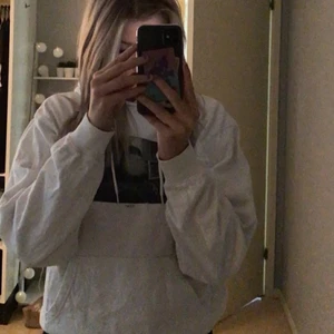 Vit hoodie storlek m - Säljer denna Vita hoodien som jag köpt från carlings, mörkret är Stay. Storlek S men passar m också, köpte den för 399 och jag säljer den för 250+ frakt så jag använt den ett par gånger