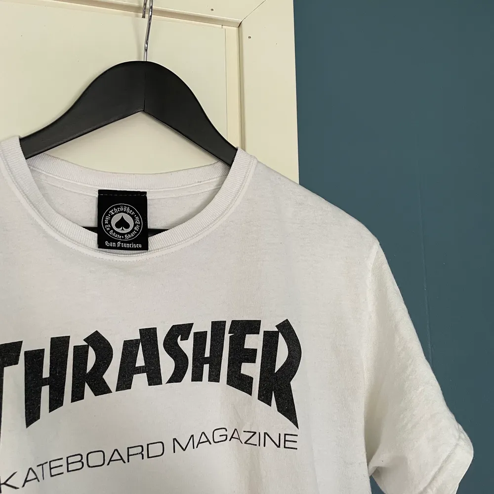 Väldigt lite använd Thrasher t-shirt i storlek M! Helt fräsch, inga svettfläckar trots att tröjan är vit! Hör gärna av dig!. T-shirts.
