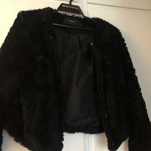 Jacka strl xs - Höst/vårjacka från Vero Moda i strl xs, men passar strl S. Köparen står för frakten.