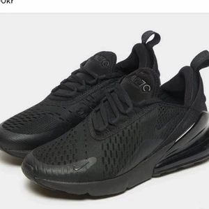 270 Nike skor - Använda i 2 månader ungefär, nytvättade och inga syndiga skador. Köpta för 1600, det är + frakt 