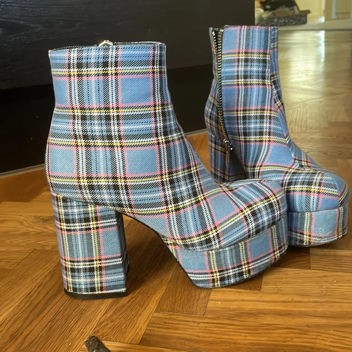 Rutiga klackar från dolls kill